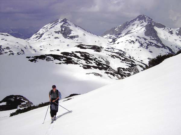 Ulli am Fuß des steilen Scheiblingkogel Südhanges, Blick nach W zum Schönberg (rechts)