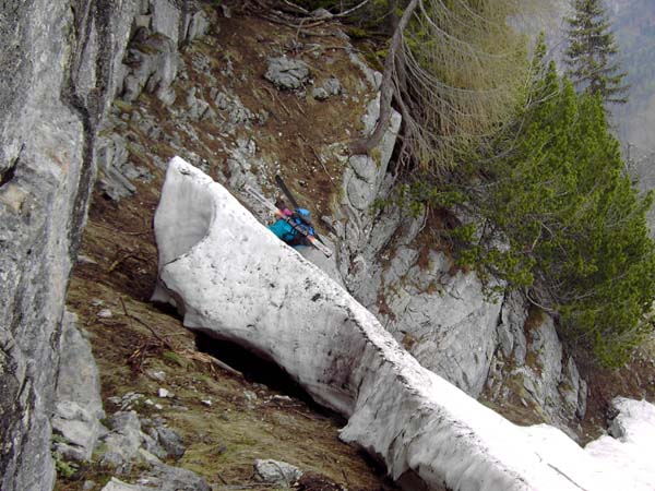 kein Weg führt drumherum; obwohl es im heurigen Winter überdurchschnittlich viel Schnee gegeben hat, sind Anfang Mai die nordostseitigen Steilabsätze bereits ausgeapert