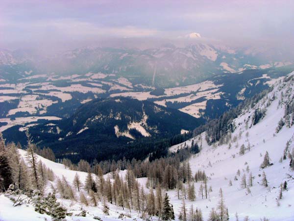 Blick auf den oberen Teil der Abfahrt; im NO lugt das Gamsfeld aus den Wolken