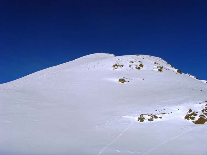 nach langem, aussichtsreichem Spuren stehen wir unter dem Gipfelhang des Ascher Riedel, dahinter versteckt der Weißlachberg