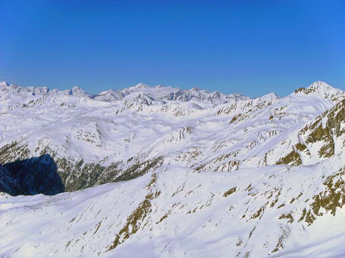 etwas weiter rechts das Winkeltal mit dem Gletscherdach des Großvenediger am Horizont