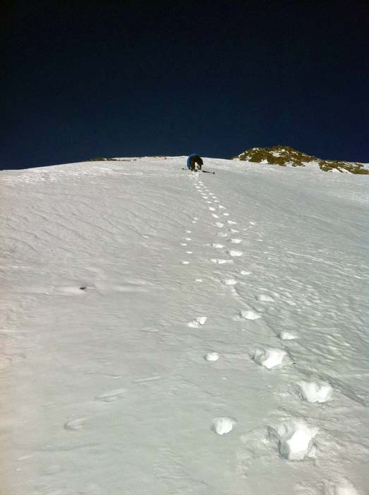 im Mittelteil des Spornes ein steiler Schneebuckel