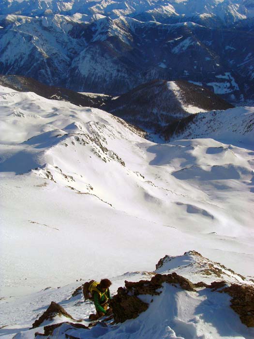 Günter hat die Gipfelfelsen erreicht; zwar wird das Gelände flacher, wirkliches Vergnügen bereitet das nur lose gefrorene Geröll aber nicht