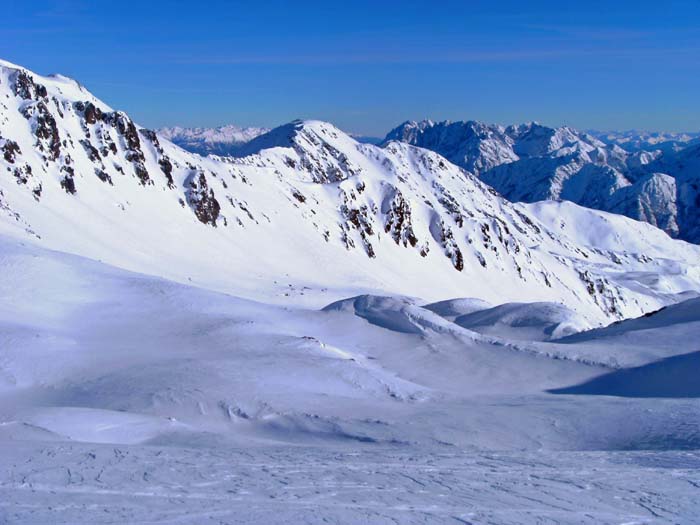 Abfahrtsvergnügen ohne Ende; in der  Mitte der Finsterkofel, links Kreuzeckgruppe, rechts Lienzer Dolomiten