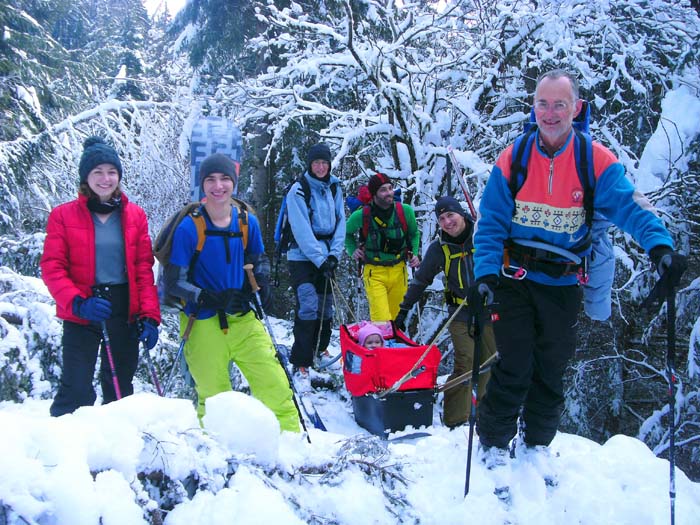 zur Jahreswende 2013/14 richtet der Schneedruck in Osttirol immensen Schaden an. Nicht nur zahlreiche Verkehrswege sind vorübergehend gesperrt, auch viele Forststraßen sind verlegt; all dies lässt unsere einfache Winterwanderung am Spielbichl zur expeditionsartigen Unternehmung werden