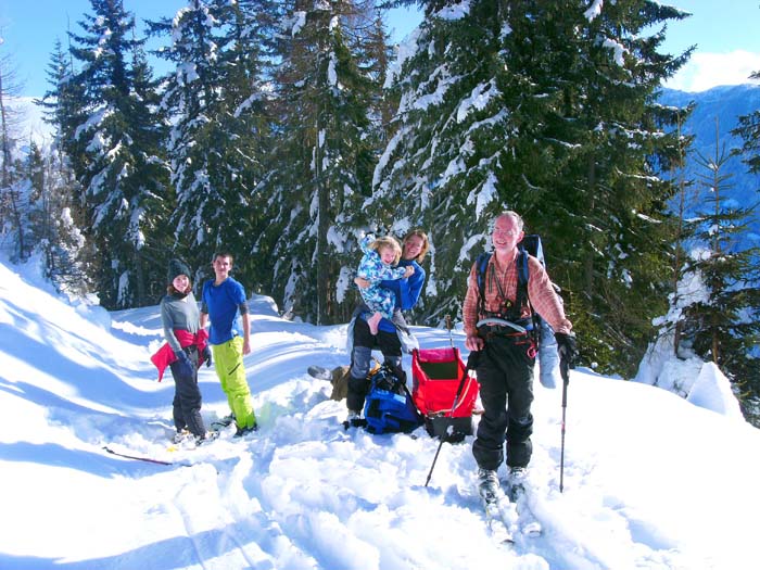 Familienausflug mit Snowboard und Tourenschlitten