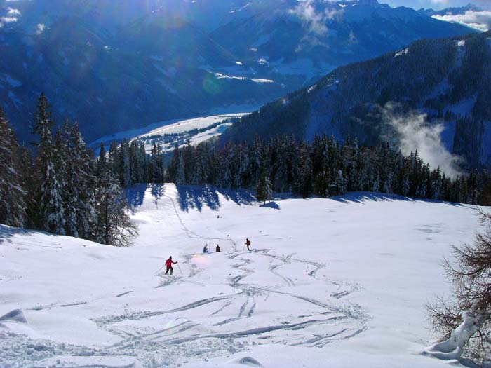 noch ein verborgener Leckerbissen am Spielbichl: die Südwiese unterm Gipfel bei Pulverschnee mit Blick aufs Pustertal