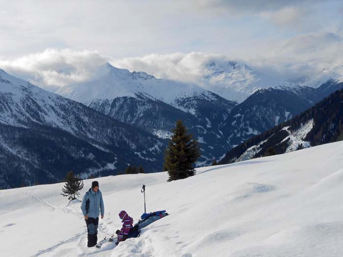 knapp unter dem Grubenboden ist Spielzeit für Ronja: im SW die umwölkten Gipfel von Kahorn (links) und Deferegger Pfannhorn