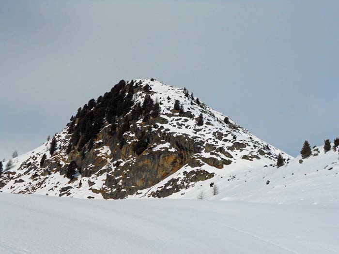 der Happ stellt sich gleich um einige Nummern alpiner dar: Schidepot meist rechts in der Scharte