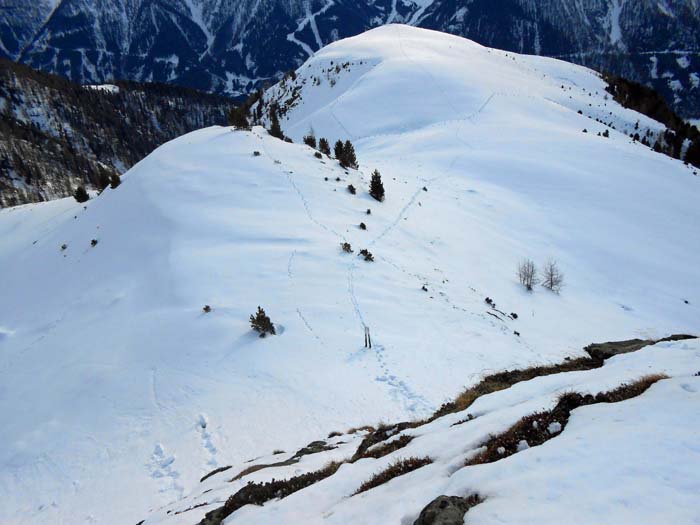 Rückblick aus dem steilen Schrofenaufschwung hinunter zum Grubenboden