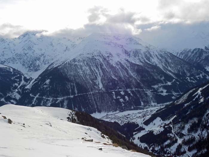 mittlerweile verkriechen sich alle Gipfel der Villgratner Berge unter der Wolkendecke; in der Mitte die Langschneid, links der Rand des Schigebietes Brunnalm oberhalb von St. Jakob