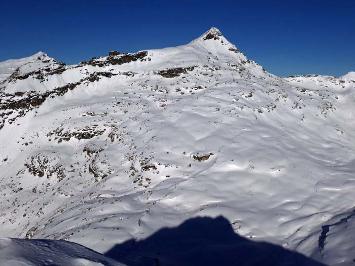 im Norden direkt gegenüber die weit ausladende Flanke des Riegelkopf (s. Archiv)