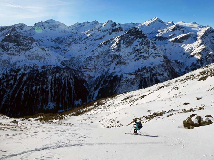 endloses Schwingen hinunter zum Landeggwald; gegenüber genau in Bildmitte der Schildkogel, ein noch völlig unbekanntes, labyrinthisches Schiabenteuer (s. Archiv)