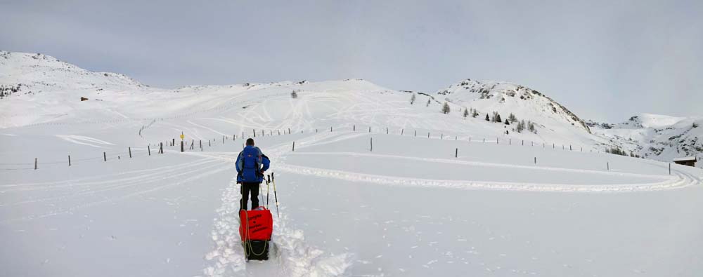 im Bereich der Manhardalm bewegen wir uns über die sanftesten Hänge des Tourengebiets auf unsere drei Gipfel zu; der Hilmersberg ist noch verdeckt, links der Mohar