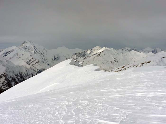 im NW der Hilmersberg-Gipfelgrat bis hin zum Großglockner