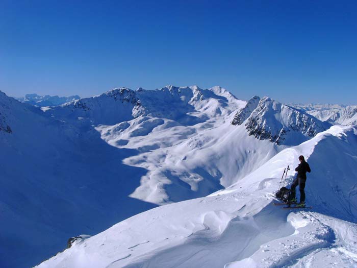 Blick vom Grat gegen W hinunter auf die italienische Staller Alm, über die der wunderschöne Aufstieg zur Roten Wand (rechts der Mitte) führt