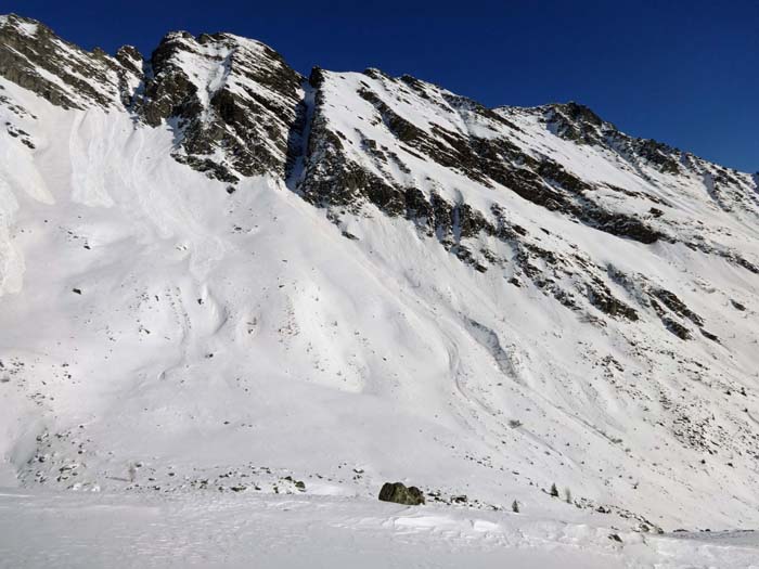 ... oder weiter den Hintereggengraben hinein in Richtung Ochsenhütte; links der klammartigen Rinne der Rosskopf