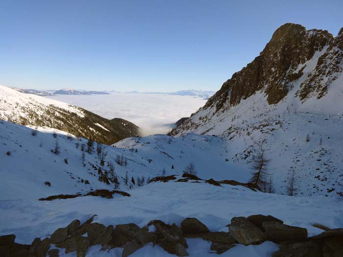 den linken Begrenzungskamm hinunter zur unteren Hütte auf der Schwelle links