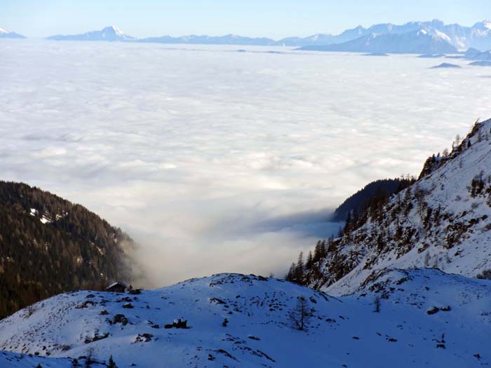 gleich hinter der Hütte beginnt die kurze abenteuerliche Abfahrt in den Talgrund