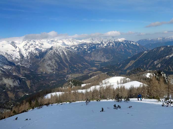 Ulli betritt den Wandschatten; im Norden der Prielkamm, rechts hinten das Sengsengebirge