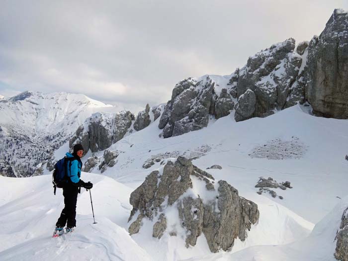 hinter einem kleinen muldenartigen Plateau baut sich wandartig der etwa eine Seillänge höhere Hauptgipfel auf