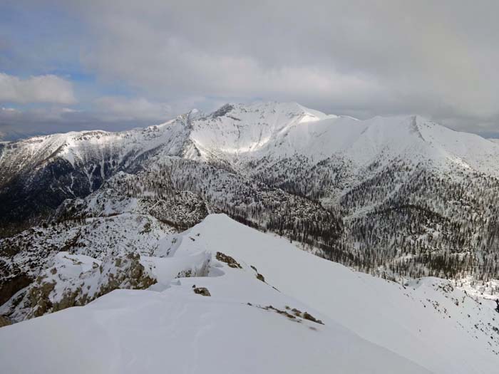 Gipfelblick gegen Osten, links das Hochplateau der Hutterer Höss (Schigebiet Hinterstoder)