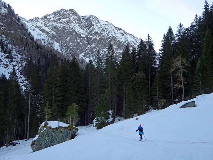 den Zustieg durchs lange Frohntal, erst unter der Raudenspitze-Nordwand, ...