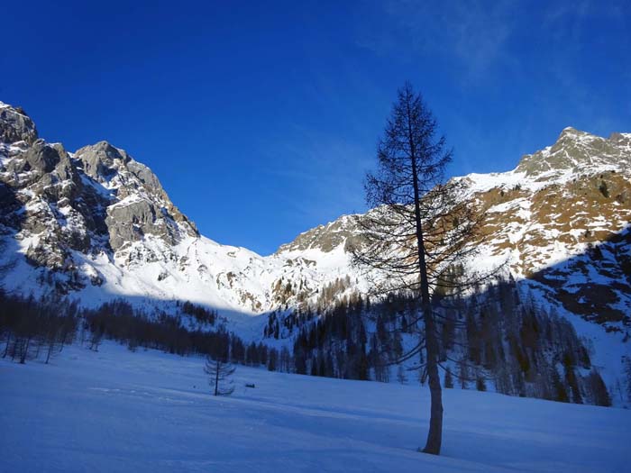 etwas weiter rechts das Luggauer Törl und ein weiterer Schiberg: der Zwölferspitz