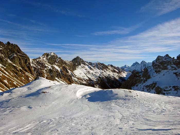 Bladner Joch gegen Osten; an den Schneehängen genau in Bildmitte klebt die Casera di Creta Verde, ...