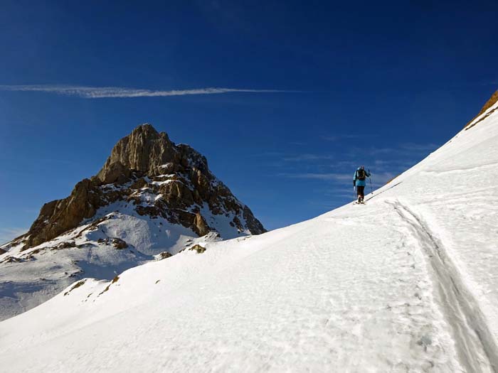 hinter der Geländekante rückt der Monte Peralba (Hochweißstein) ins Bild