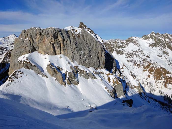 ... ins Hochalpljoch (links) und durch eine schöne Mulde weiter zur Einfahrt in die Rinne (Licht-Schatten-Grenze rechte Bildhälfte)