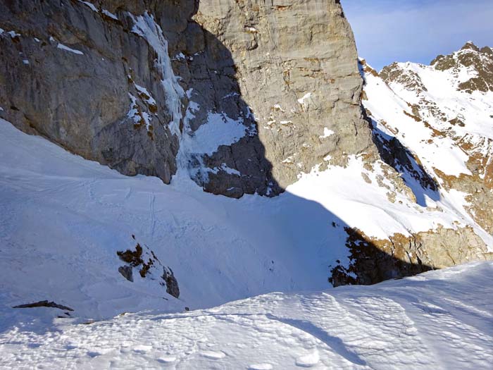 kurze Schrägfahrt zum Eisfall, dann Rechtsbogen und gerade hinunter