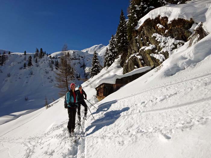 erst oberhalb des Talschlusses überschreiten wir den Bach auf einer Schneebrücke und queren unter einer kleinen Felswand mit Holzhütte ...