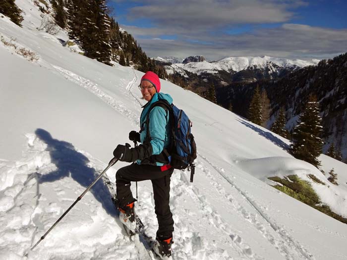 ... in die Ostflanke hinüber; überm Schöntal die auslaufenden Lienzer Dolomiten mit dem Felsklotz des Spitzenstein (Winterbesteigung am Klettersteig s. Archiv Bergsteigen)