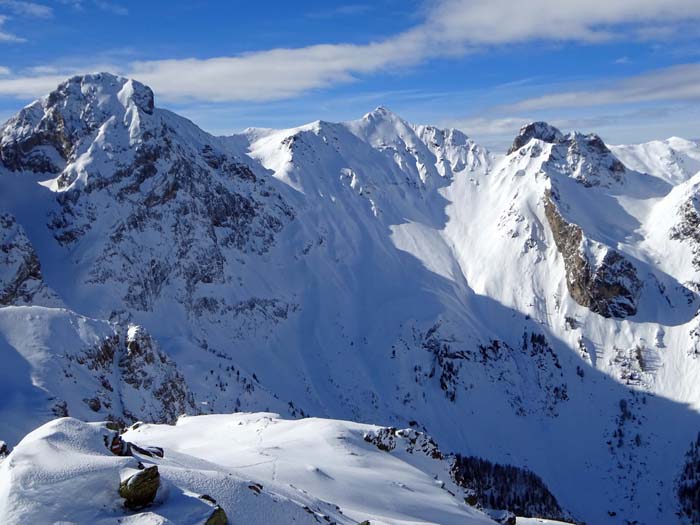 im Südwesten die gewaltige 900 m hohe Nordostflanke der Pfannspitze, eine der Toptouren im Karnischen Hauptkamm (4.1)         