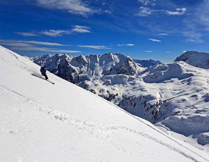 Abfahrt in der Südflanke, dahinter Heretkofel und Porze