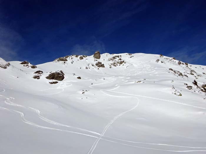 Rückblick auf die Südflanke, rechts unsere Aufstiegsspur