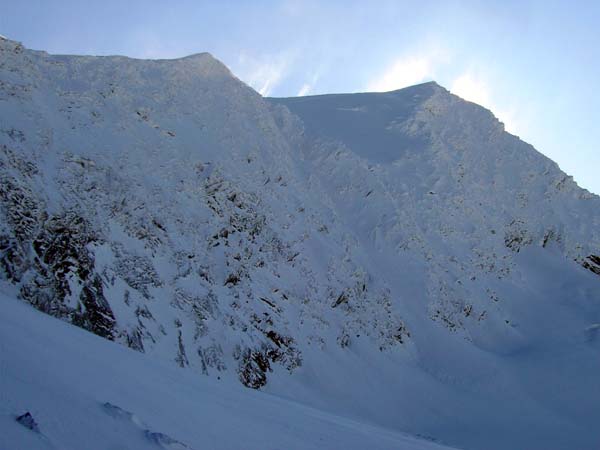 die eisgepanzerte NW-Wand unseres Berges