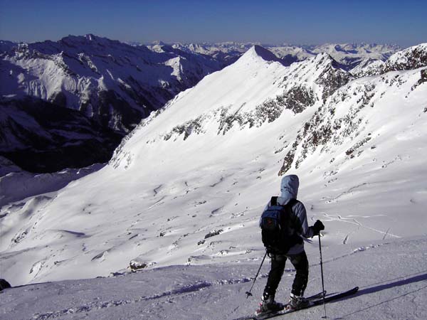 Einfahrt ins Schwarzkarl; in Bildmitte die unverschämt gut aussehende Scharkogel SW-Flanke