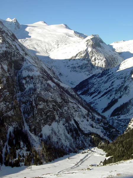 Tiefblick vom ersten Teil des Anstiegs nach W auf Innergschlöss und Großvenediger