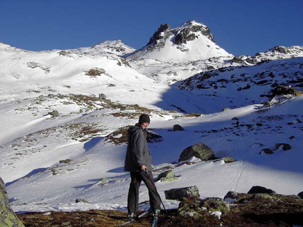 kurz vor der Grünseehütte (rechts im Schatten), in Bildmitte der Riegelturm, links hinten die Bärenköpfe; davor das kleine Hochtal mit drei Seen, durch welches nach links der Anstieg zum Hochgasser führt