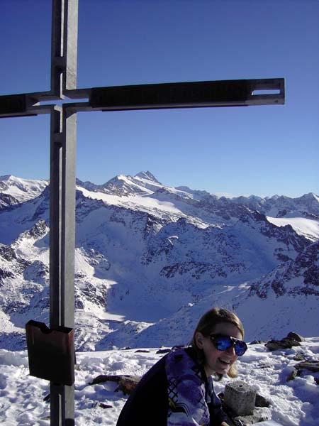 Gipfelkreuz gegen SO, ganz hinten der Großglockner