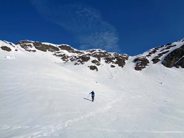 eine markante Links-Rechts-Schleife beginnend auf etwa 2400 m ...