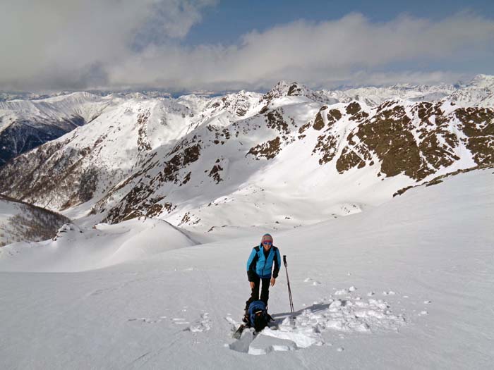 weiter oben verbreitert sich der Kamm zur Flanke; Blick zurück gegen Westen ins Ainattal und zum Hochstein