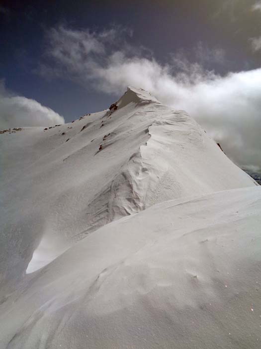 Blick von der westlichen Vorkuppe auf den Hauptgipfel