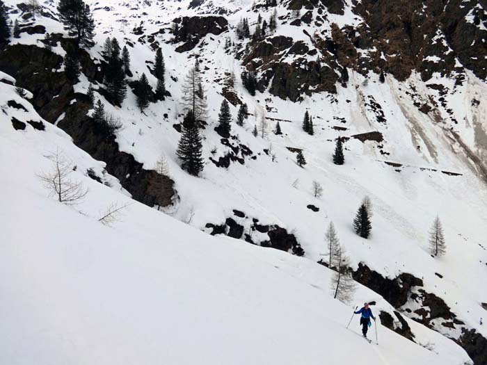 Ulli in der untersten Steilstufe über der Klamm des Schrentebachs; ein einheimischer Bergführer wurde hier vor einigen Jahren von einer Lawine hineingespült