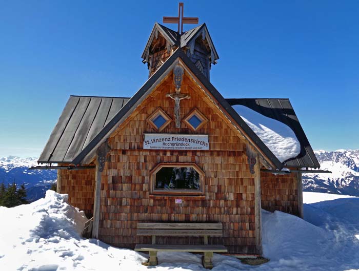 ... auf dem in 1811 m Höhe die St. Vinzenz Friedenskirche thront. Die dem Patron der Forstleute gewidmete Holzkapelle wurde in einjähriger Bauzeit nach eigenem, äußerst symbolträchtigem Entwurf des Hüttenwirtes Hermann Hinterhölzl errichtet und im Spätsommer 2004 vom Erzbischof geweiht. Im zentralen Turm hängt mit über einer Tonne Gewicht eine der schwersten Glocken des Landes Salzburg. Ein außergewöhnlicher Platz, der gern für Hochzeiten und andere Festlichkeiten genutzt wird