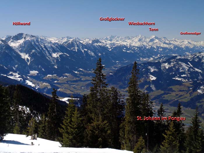 im Südwesten die Hohen Tauern über der Salzach