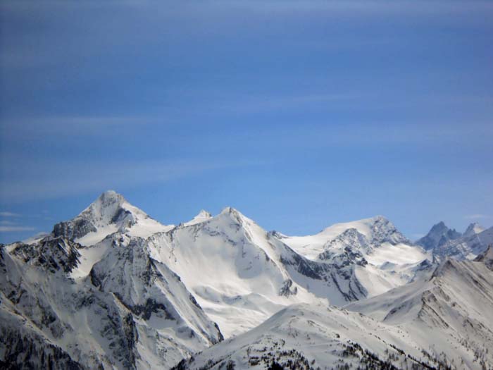 zwei Details daraus zeigen die Großartigkeit dieser Berge: von links Kitzsteinhorn, Schmiedinger, Hocheiser und Großglockner; will man ganz nahe in den Bann dieser Riesen kommen, steigt man auf die Scheibenhöhe, ganz vorn im Bild (s. Archiv Schitouren)