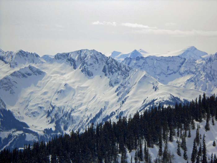 im SW links der Eingang zum Stubachtal mit dem Zwölferkogel, rechts hinten der Großvenediger